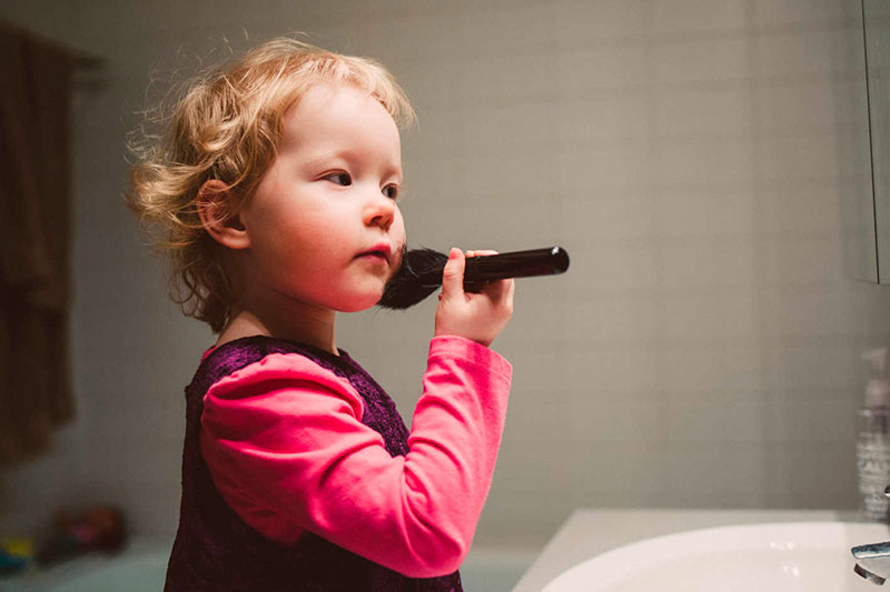 Maquiagem infantil: brincadeira de criança ou adultização precoce?